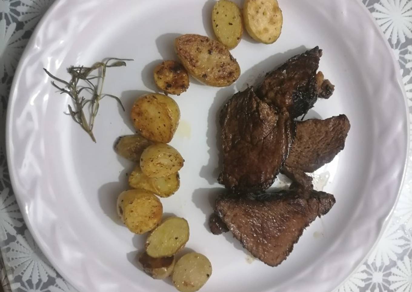 Filete al perejil con papas rústicas