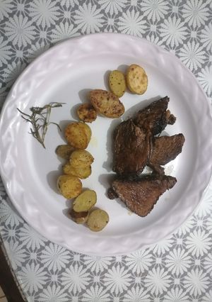 Una foto de Filete al perejil con papas rústicas