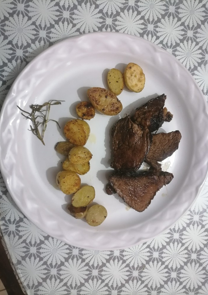 Una foto de Filete al perejil con papas rústicas
