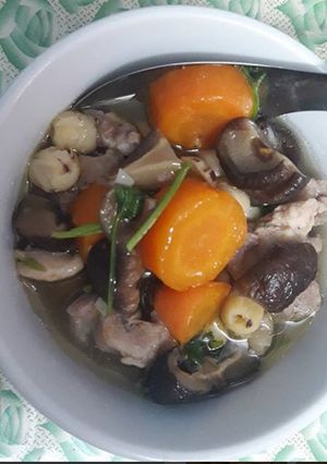 Hình của món Gà hầm hạt sen bằng nồi cơm điện.