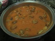 Una foto de caracoles con tomate
