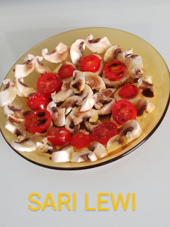 Una foto de Comida caliente día 1>Primer plato>Ensalada de champiñones y tomates cherry