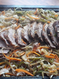 Una foto de Colita de cuadril al horno con verduras