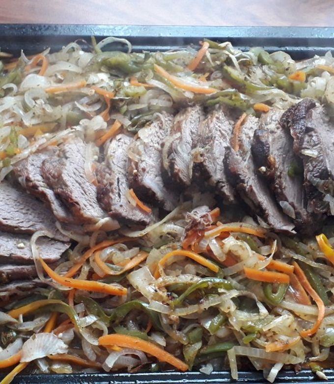 Una foto de Colita de cuadril al horno con verduras