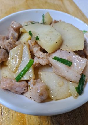 Hình của món Khoai tây xào thịt heo.