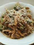 Noodles com Legumes e Molho Picante de Amendoim