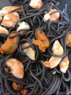 Una foto de Pasta negra con frutos del mar