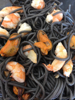 Una foto de Pasta negra con frutos del mar