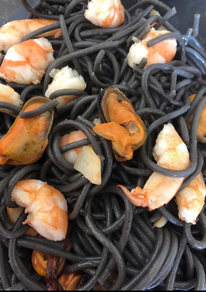 Una foto de Pasta negra con frutos del mar