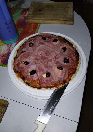 Una foto de Pizza especial con tomate y huevo