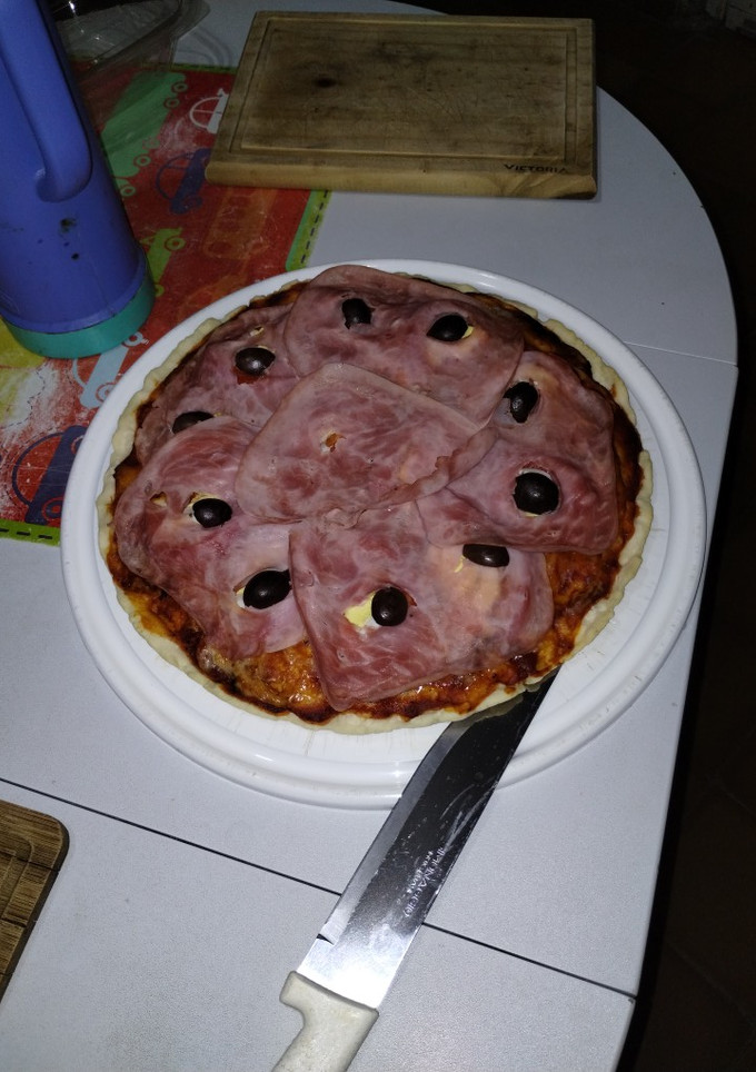 Una foto de Pizza especial con tomate y huevo