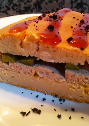 Una foto de Bizcocho de Alubias blancas relleno de salchichas bratwurst