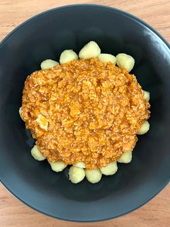 Una foto de 🍝 Gnocchi con boloñesa de pollo 🍗