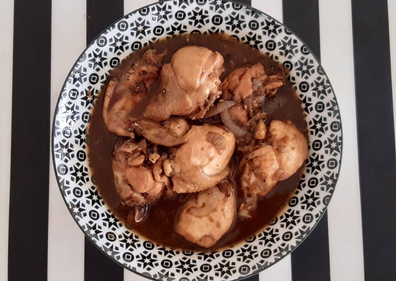 Ayam dimasak dengan lada hitam