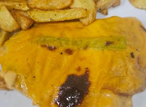 Una foto de Rebozado de pollo con bechamel de romesco