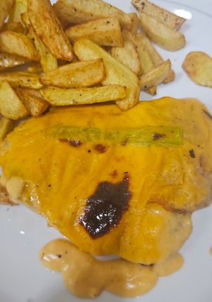 Una foto de Rebozado de pollo con bechamel de romesco