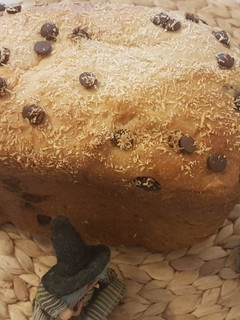 Una foto de Pan de leche con🍇 pasas, pepitas de 🍫y coco (en panificadora)