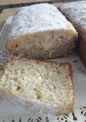 Una foto de Budín de manzanas con ralladura de limón 🍎🍋