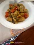 Gnocchi di piselli con pomodorini e rucola