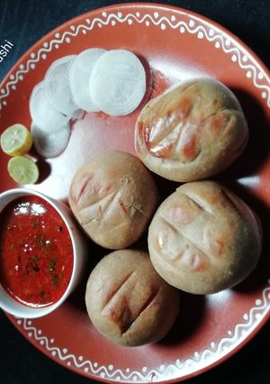 A picture of Masoor dal and bati.