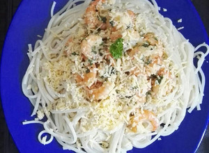 Una foto de Pastas con camarones y crema de leche