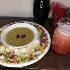 A picture of Daal chawal salad aur taza aalubukharay ka sharbat.