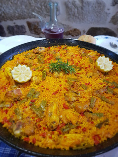 Una foto de Paella de conejo y pollo