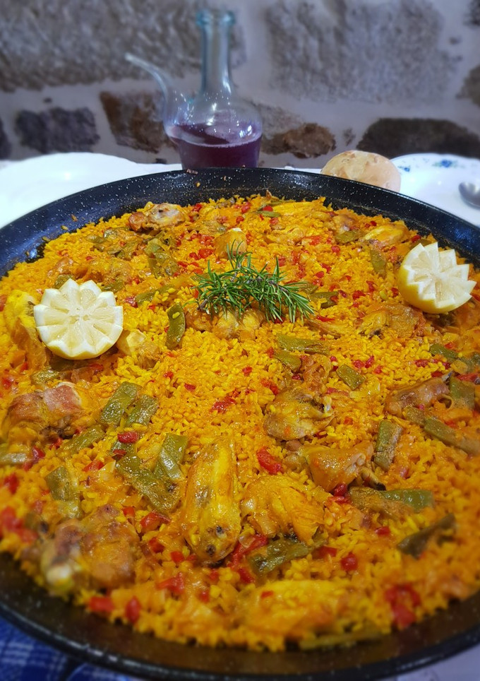 Una foto de Paella de conejo y pollo
