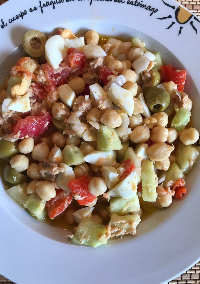 Una foto de Ensalada de garbanzos