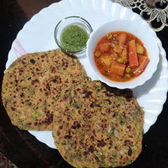 A picture of Methi bathua paratha.