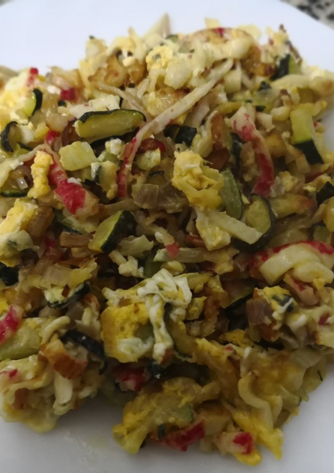 Una foto de Revuelto de calabacín, surimi y chalotas