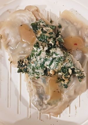 A picture of Ricotta cheese and spinach pockets.