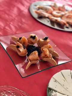 Una foto de Crujiletas de salmón con vinagreta de miel y caviar