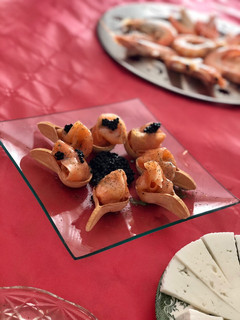 Una foto de Crujiletas de salmón con vinagreta de miel y caviar