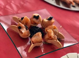 Foto principal de Crujiletas de salmón con vinagreta de miel y caviar