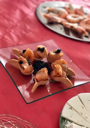 Una foto de Crujiletas de salmón con vinagreta de miel y caviar