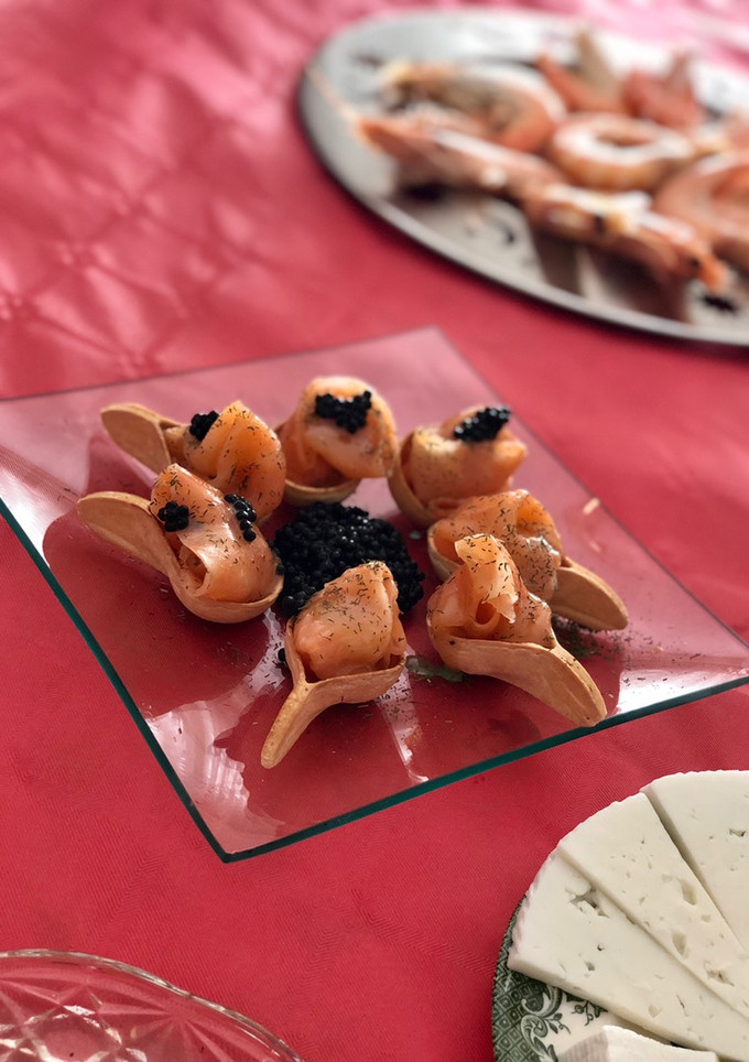 Una foto de Crujiletas de salmón con vinagreta de miel y caviar