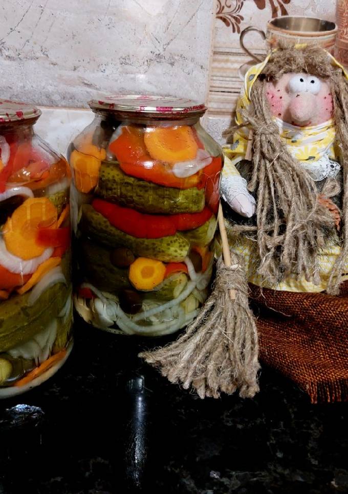 Мариновані огірки з маслинами