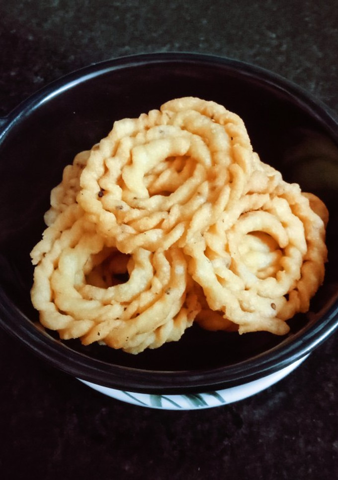 செட்டிநாடு கை முறுக்கு(chettinadu murukku recipe in tamil) செய்முறை முக்கிய புகைப்படம்