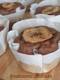 Una foto de ⋇ Muffins de banana, cacao y chips 🍌