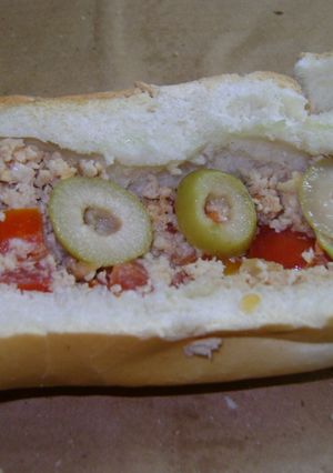 Una foto de Canoas de pollo, tomate y pickles