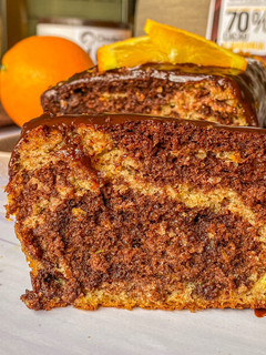 Una foto de Bizcocho marmolado de naranja y chocolate
