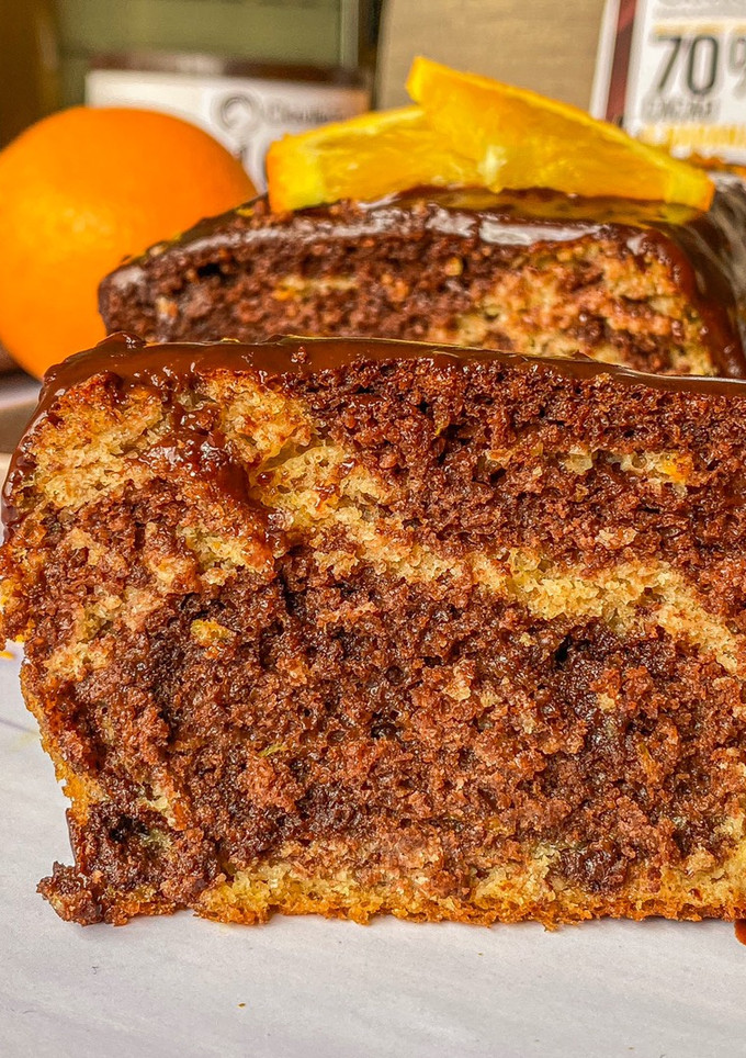 Una foto de Bizcocho marmolado de naranja y chocolate