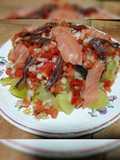 Ensalada tibia de salmón y anchoa