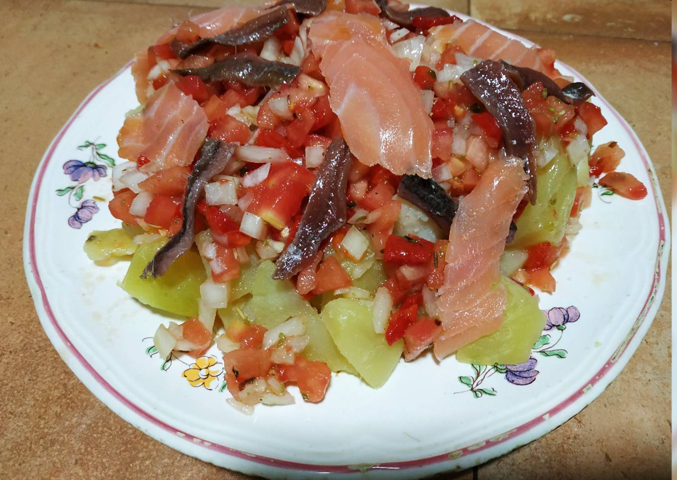 Ensalada tibia de salmón y anchoa