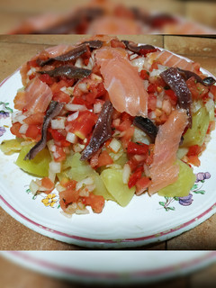 Una foto de Ensalada tibia de salmón y anchoa