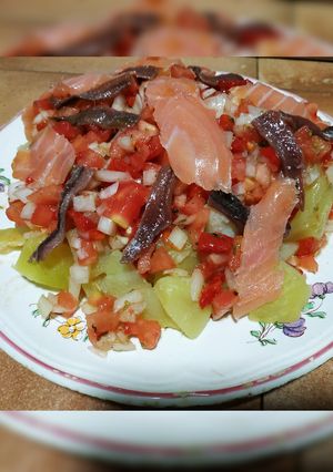 Una foto de Ensalada tibia de salmón y anchoa
