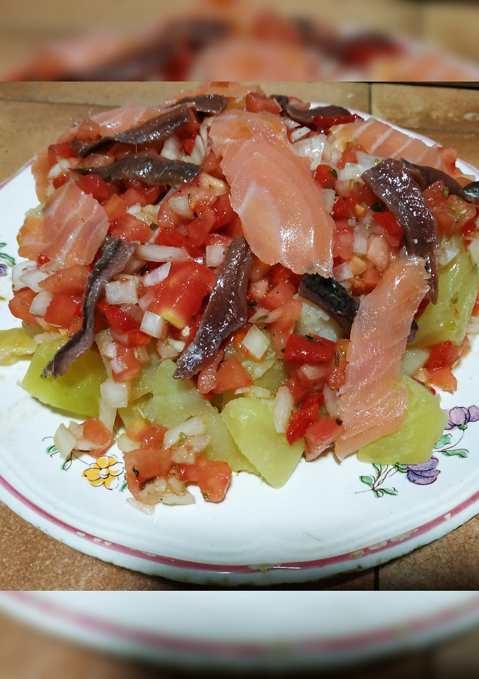 Una foto de Ensalada tibia de salmón y anchoa