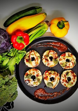 एग व्हाईट एग्झाॅटिक व्हेजी डोनट्स (egg white exotic veggie donuts recipe in marathi) रेसिपी चे मुख्य फोटो 