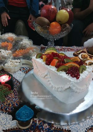 عکسی از دستور تزئین کیک یلدا کم خامه (وینتیج کیک یلدایی)